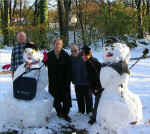 snow people04.jpg (106519 bytes)