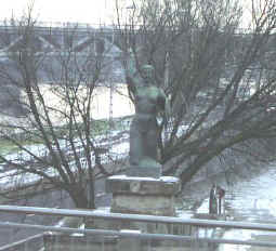 Pb300100.jpg (33145 bytes)